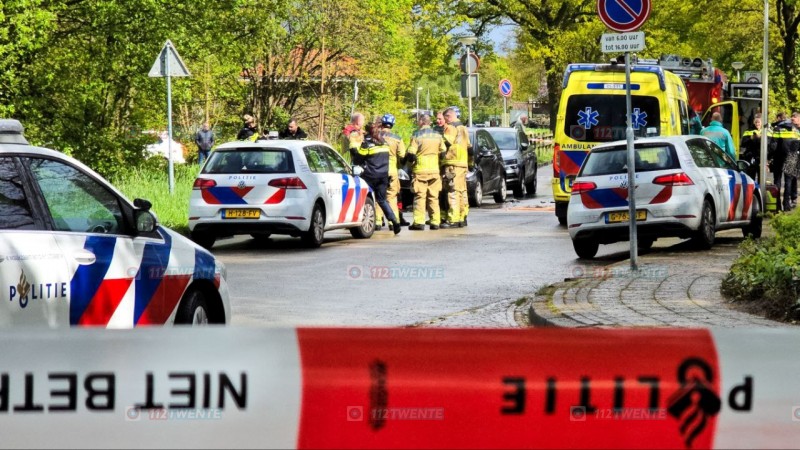 Brommerrijder komt onder auto terecht in Enschede, traumahelikopter opgeroepen